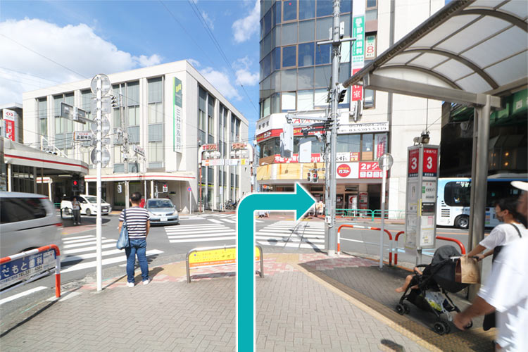 交差点を渡り、右に進みます