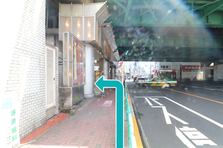 左に曲がりマイロードを進みます