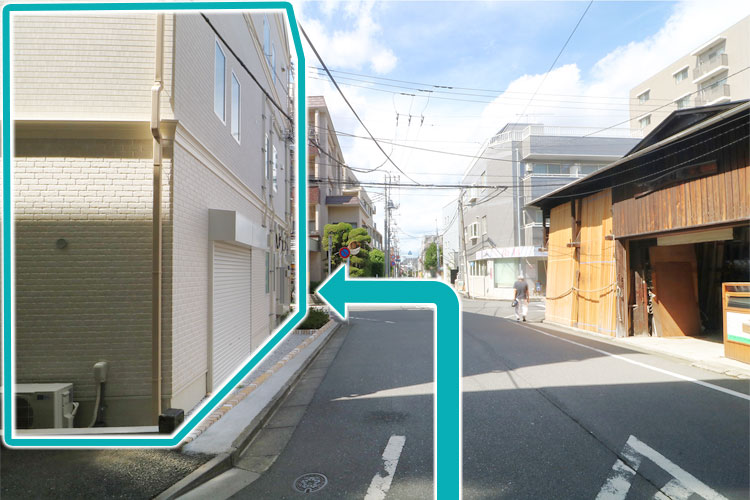 一つ目の交差点の建物になり、入口は交差点を左に曲がったところにあります