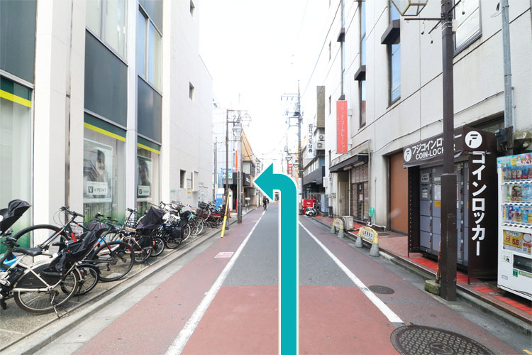 直進して、突き当りを左に曲がります