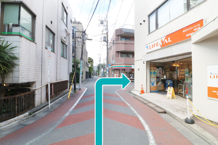 十字路を右に曲がります