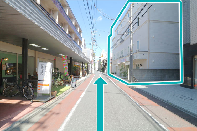 直進後、最初の十字路の右手の建物になります