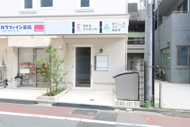 入口からエレベーターで4階へお上がりください